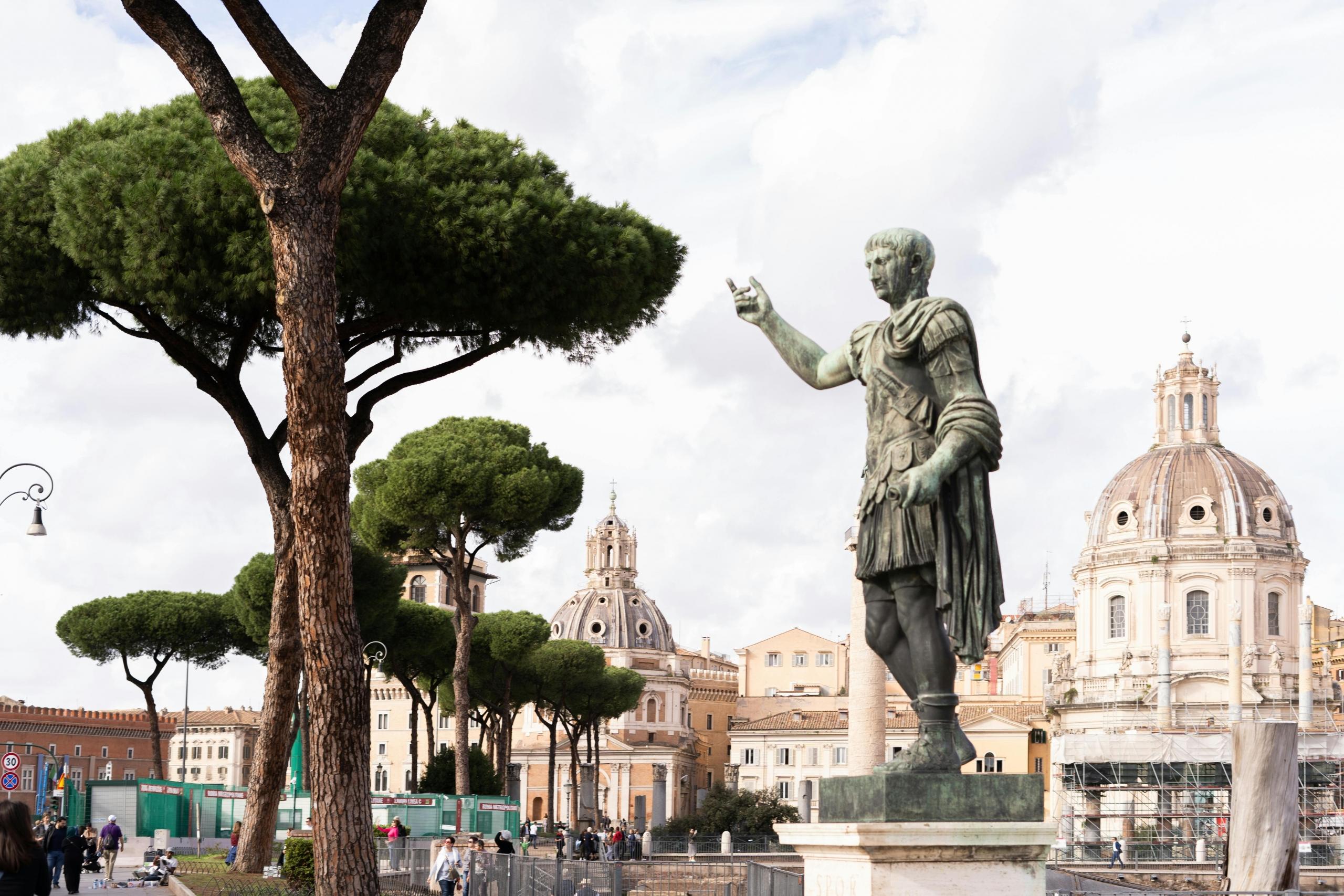 estatua del cesar en roma