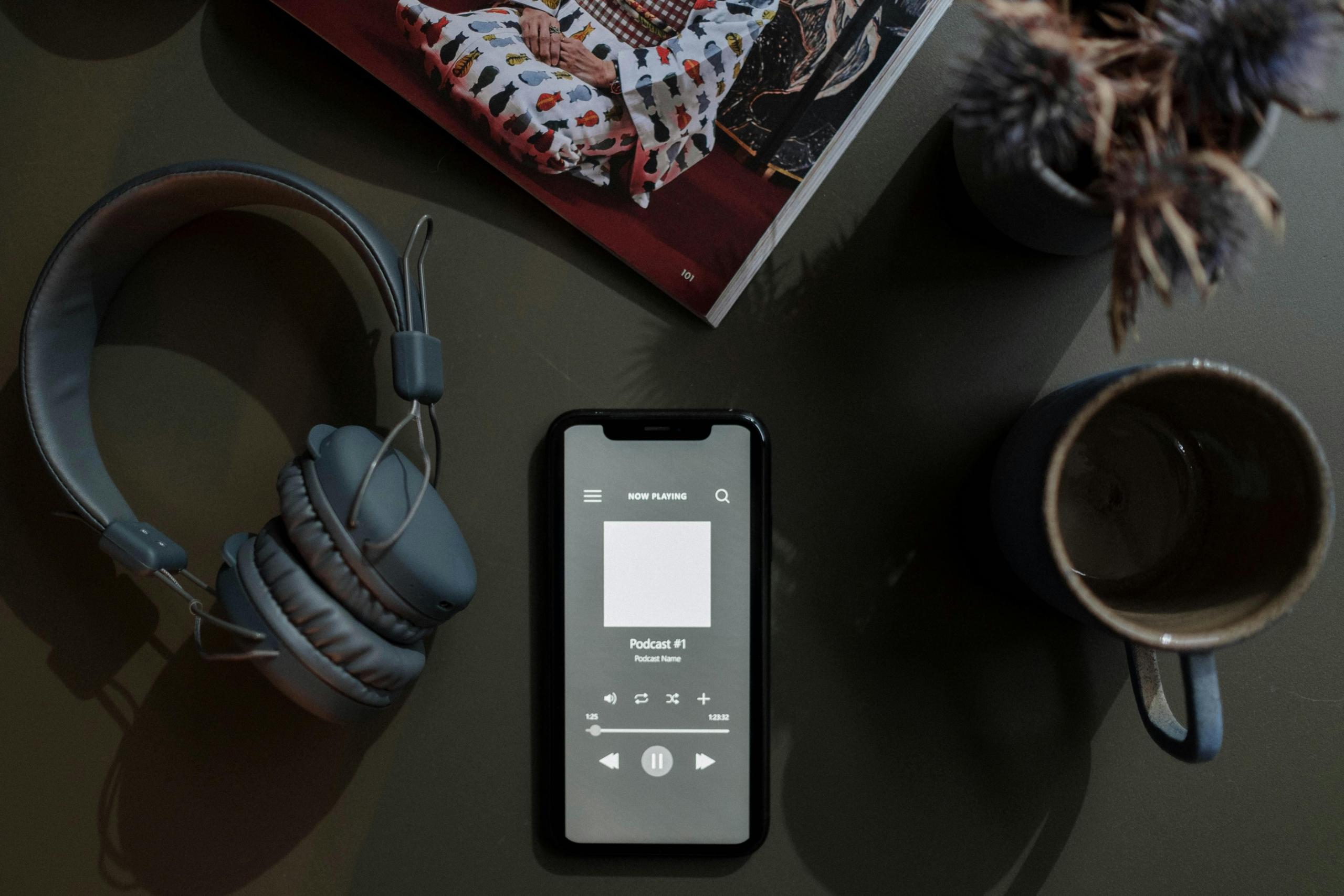 auriculares y celular con podcast