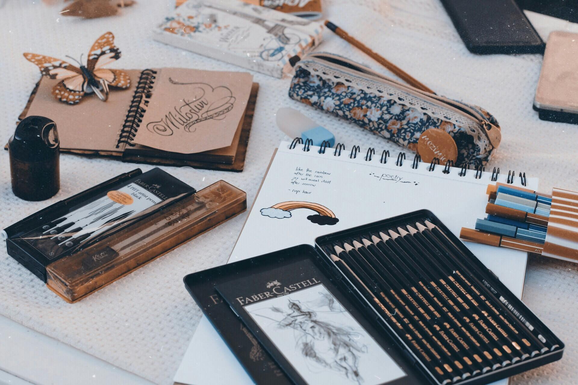 lapices y cuadernos con dibujos