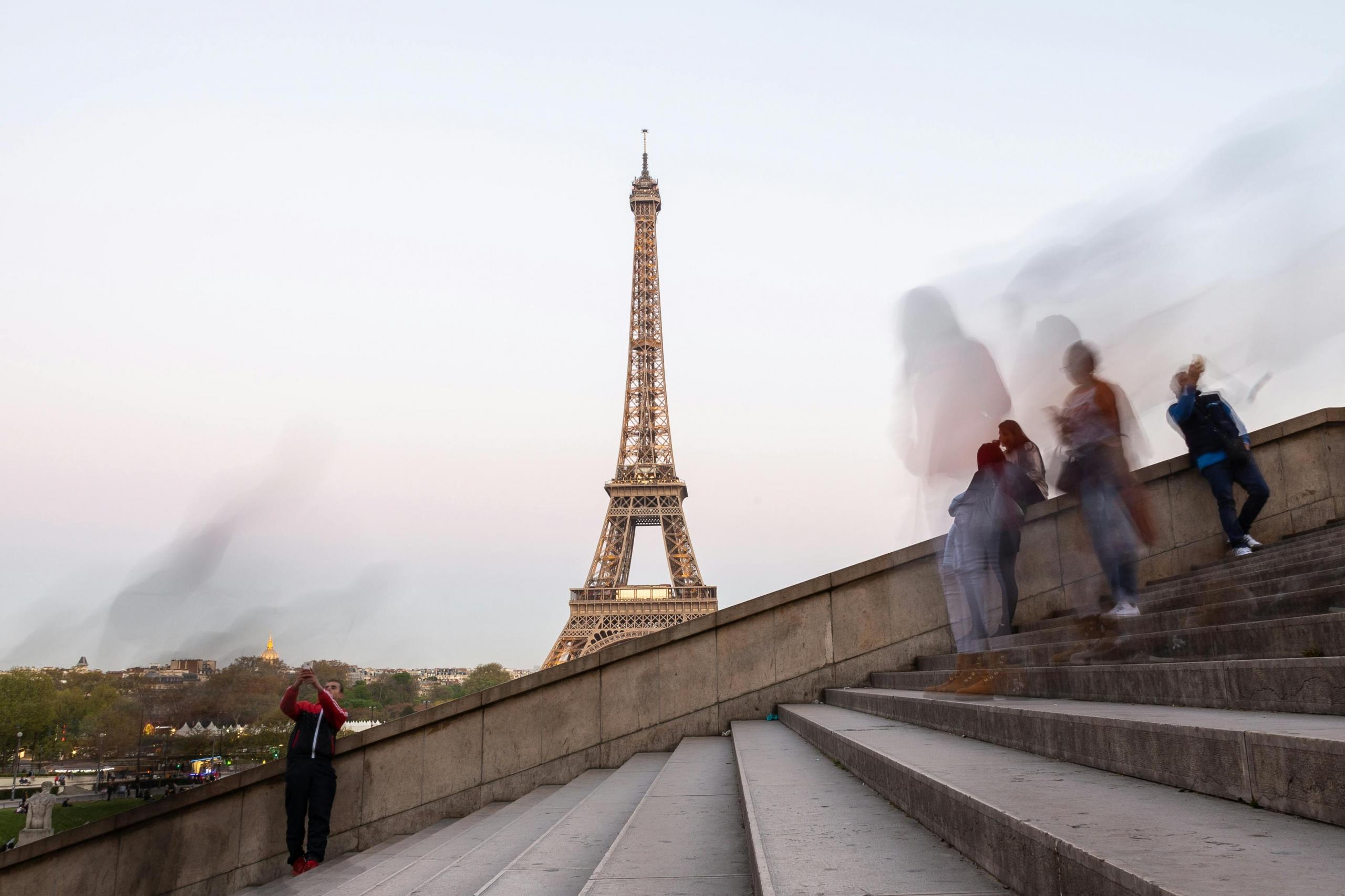 torre eiffel en paris desde escaleras