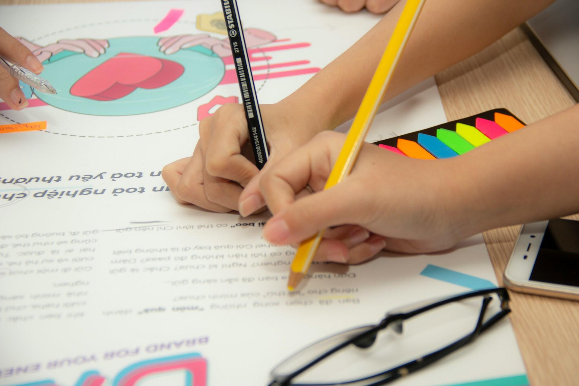 niños en una clase de idioma