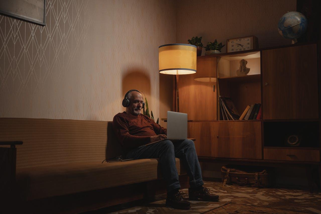 Hombre en el sillón con la computadora