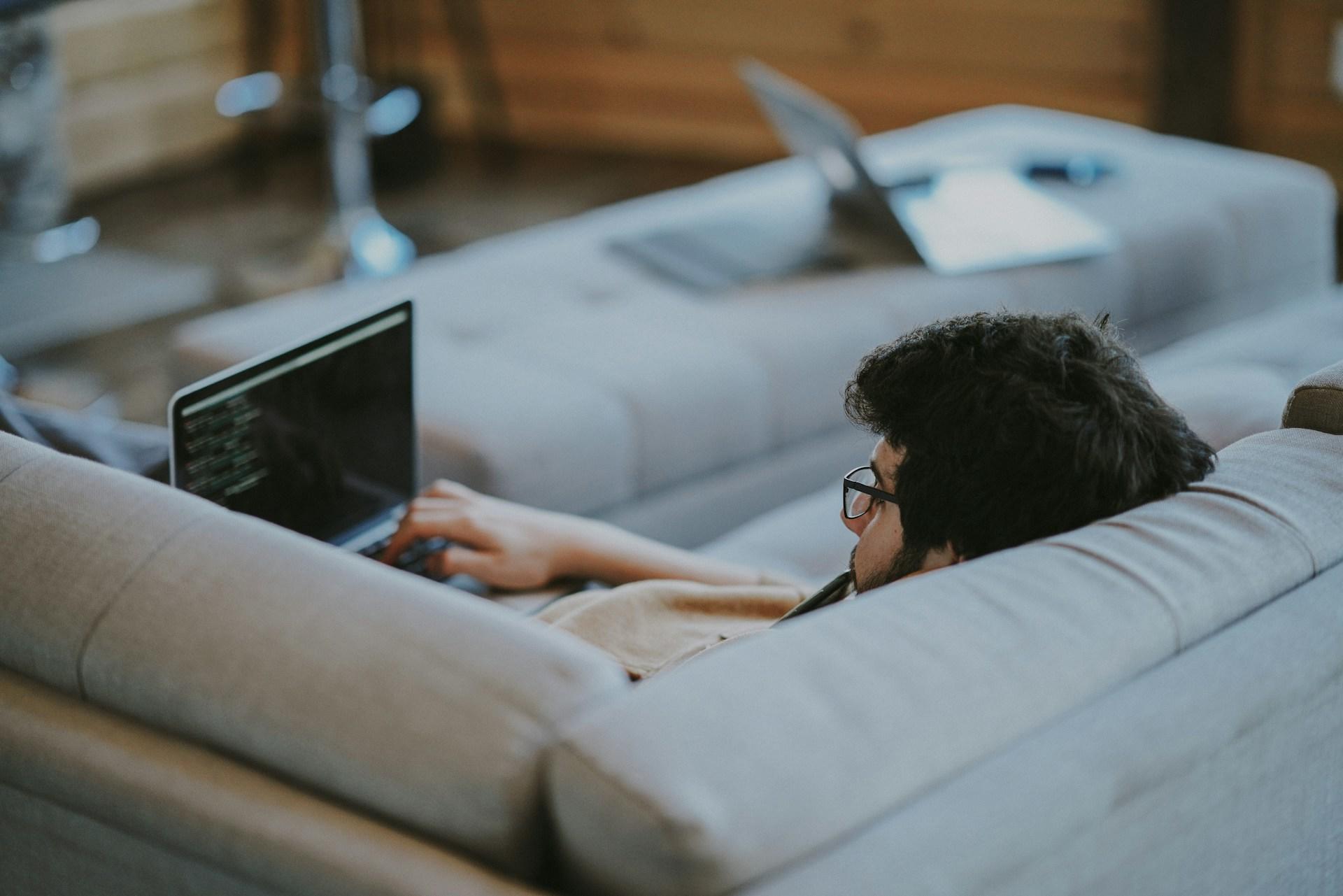 persona programando tirada en un sillon