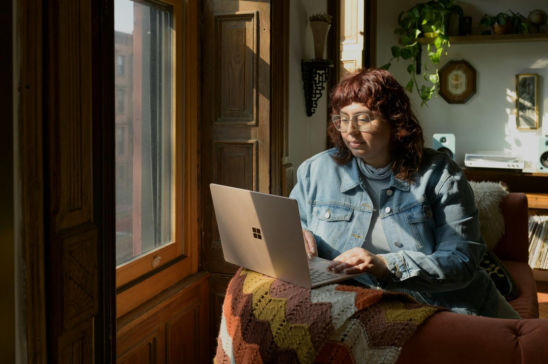 Persona con la computadora en su casa