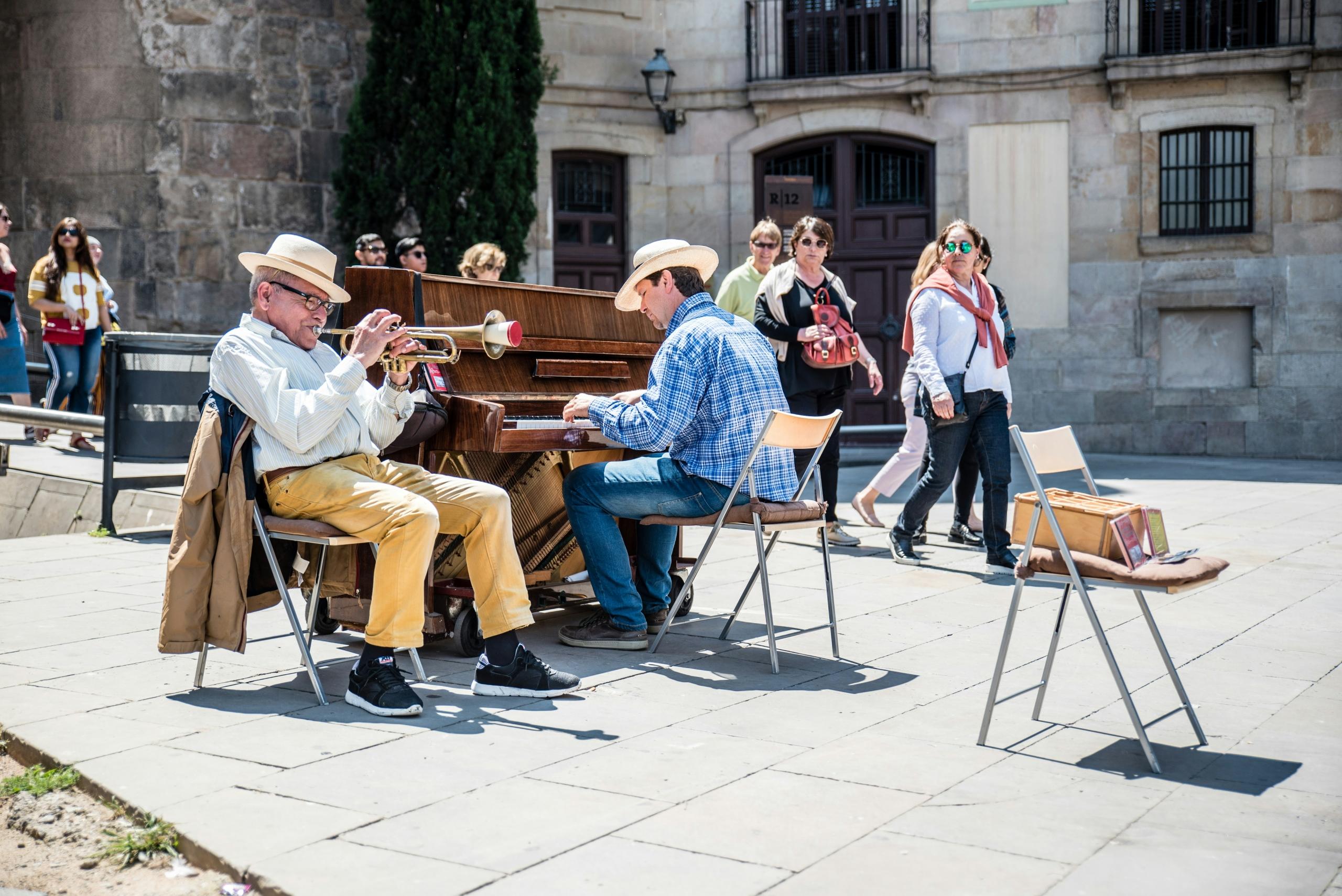 banda tocando en publico