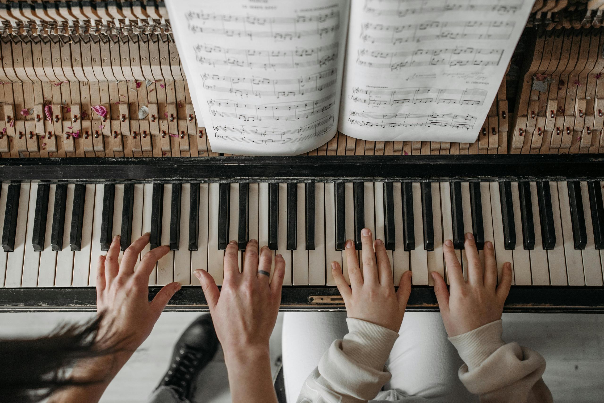 manos tocando un piano