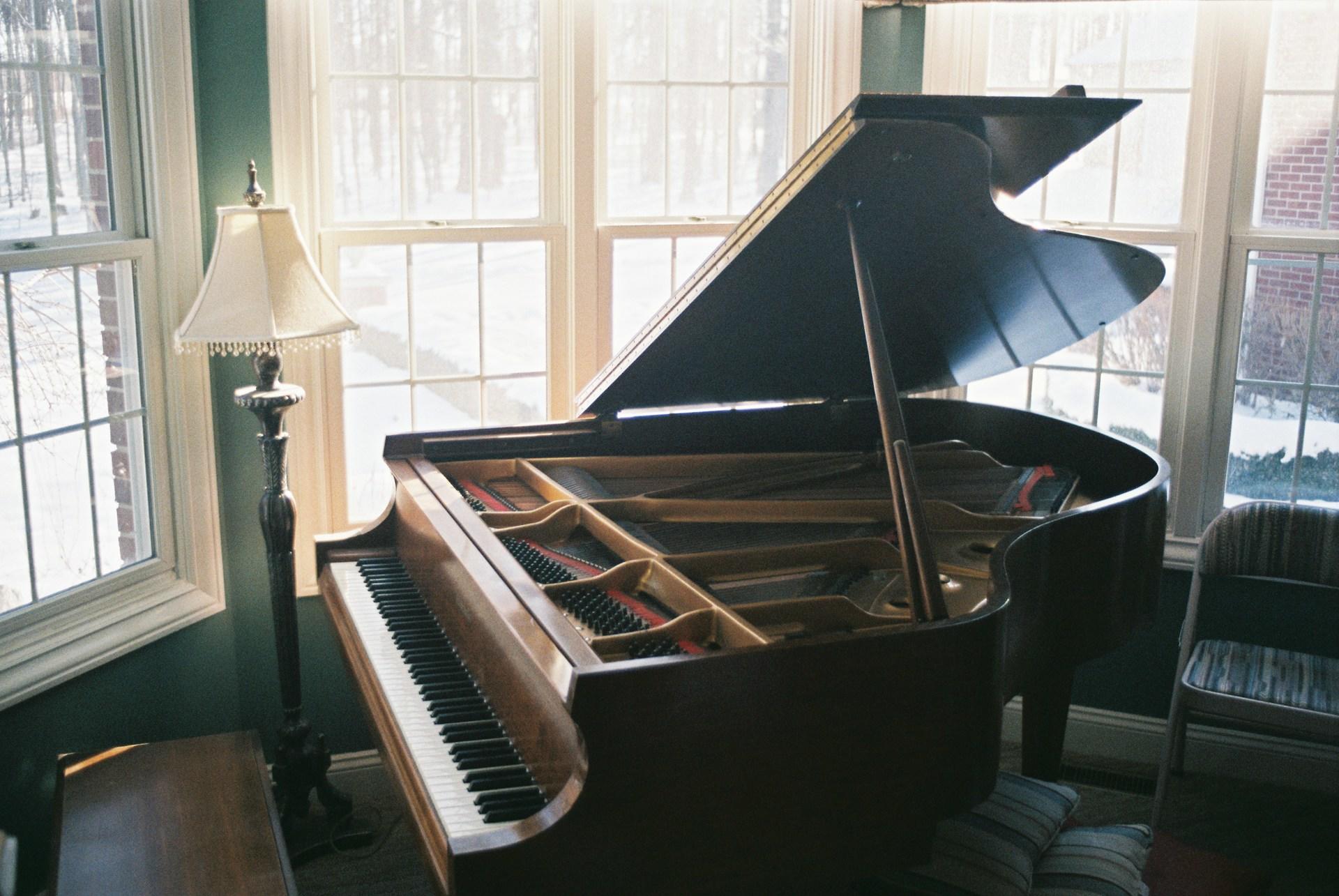 piano de cola en un salón