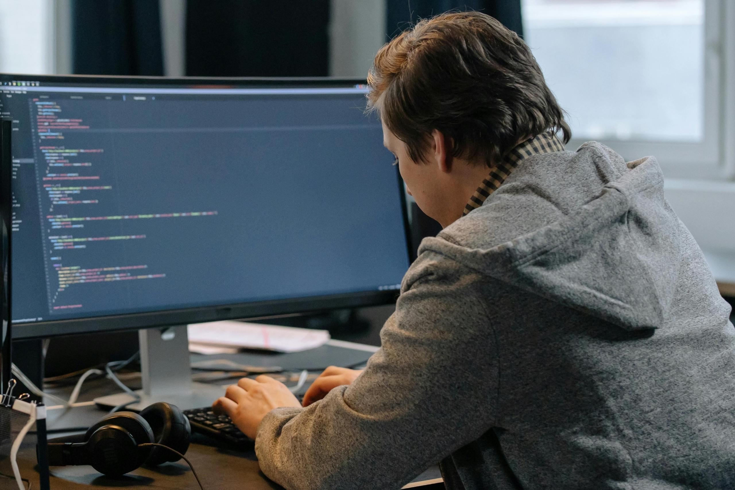 persona programando en computadora