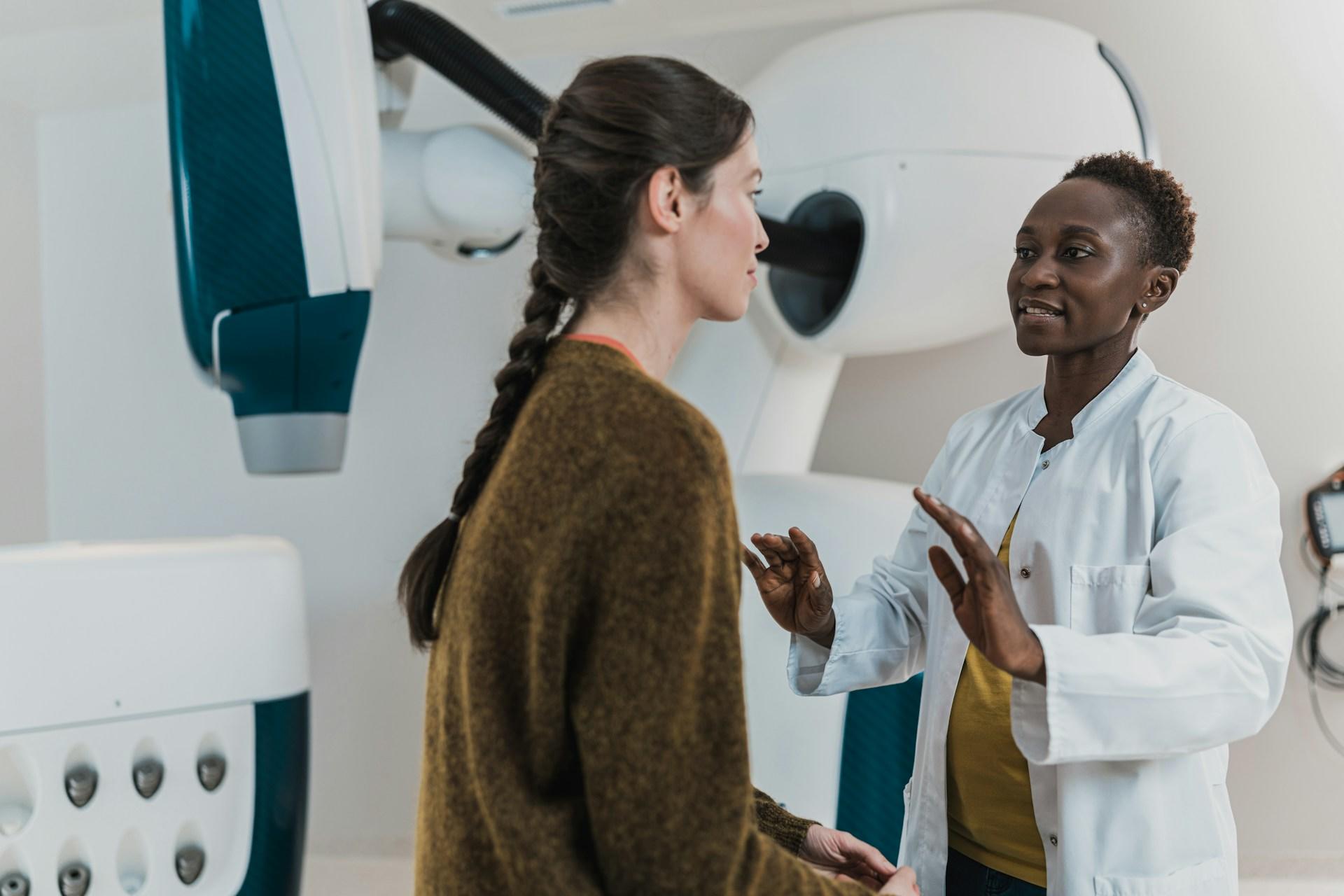 mujer en una consulta medica