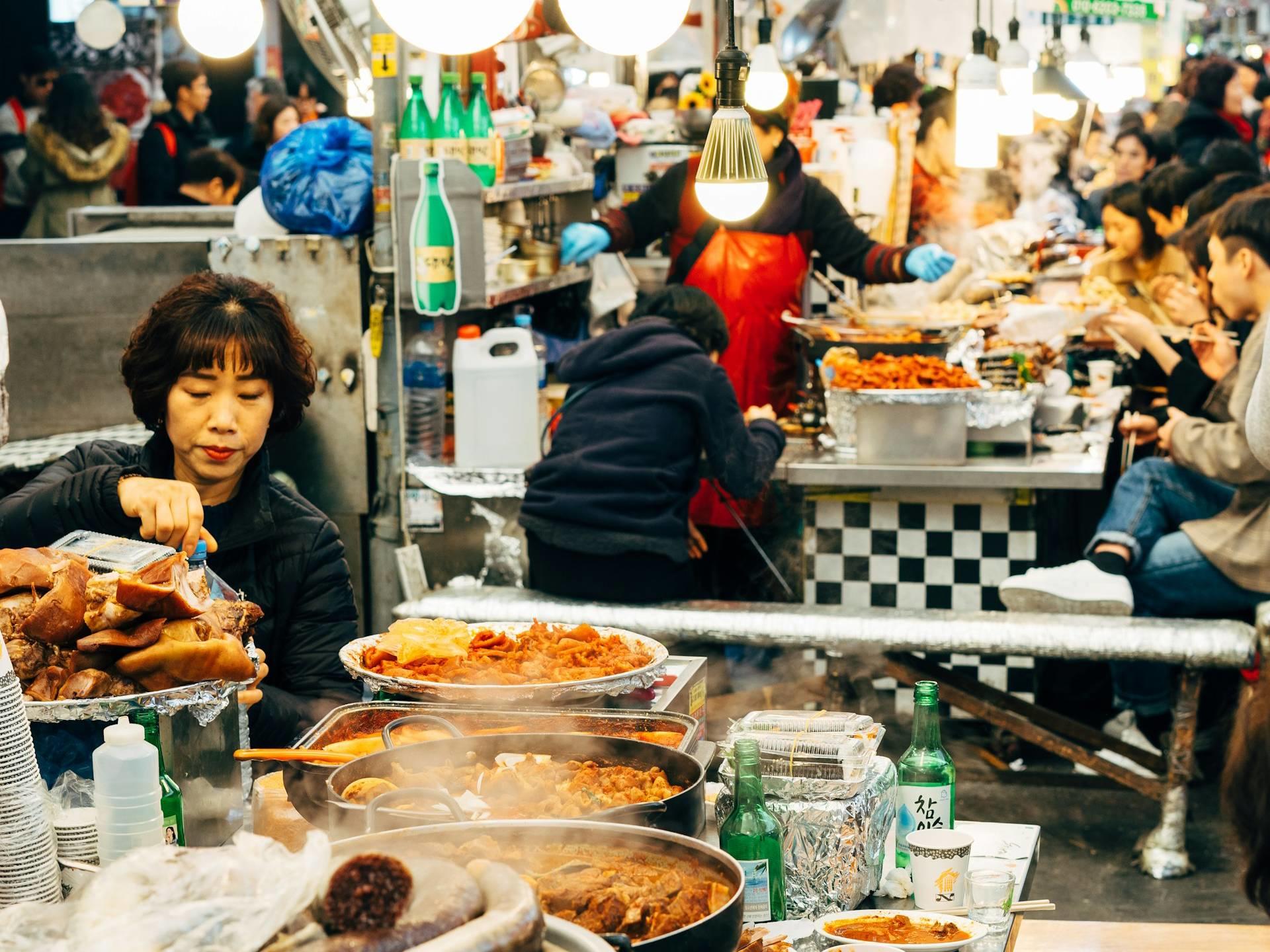 personas en un mercado callejero en corea