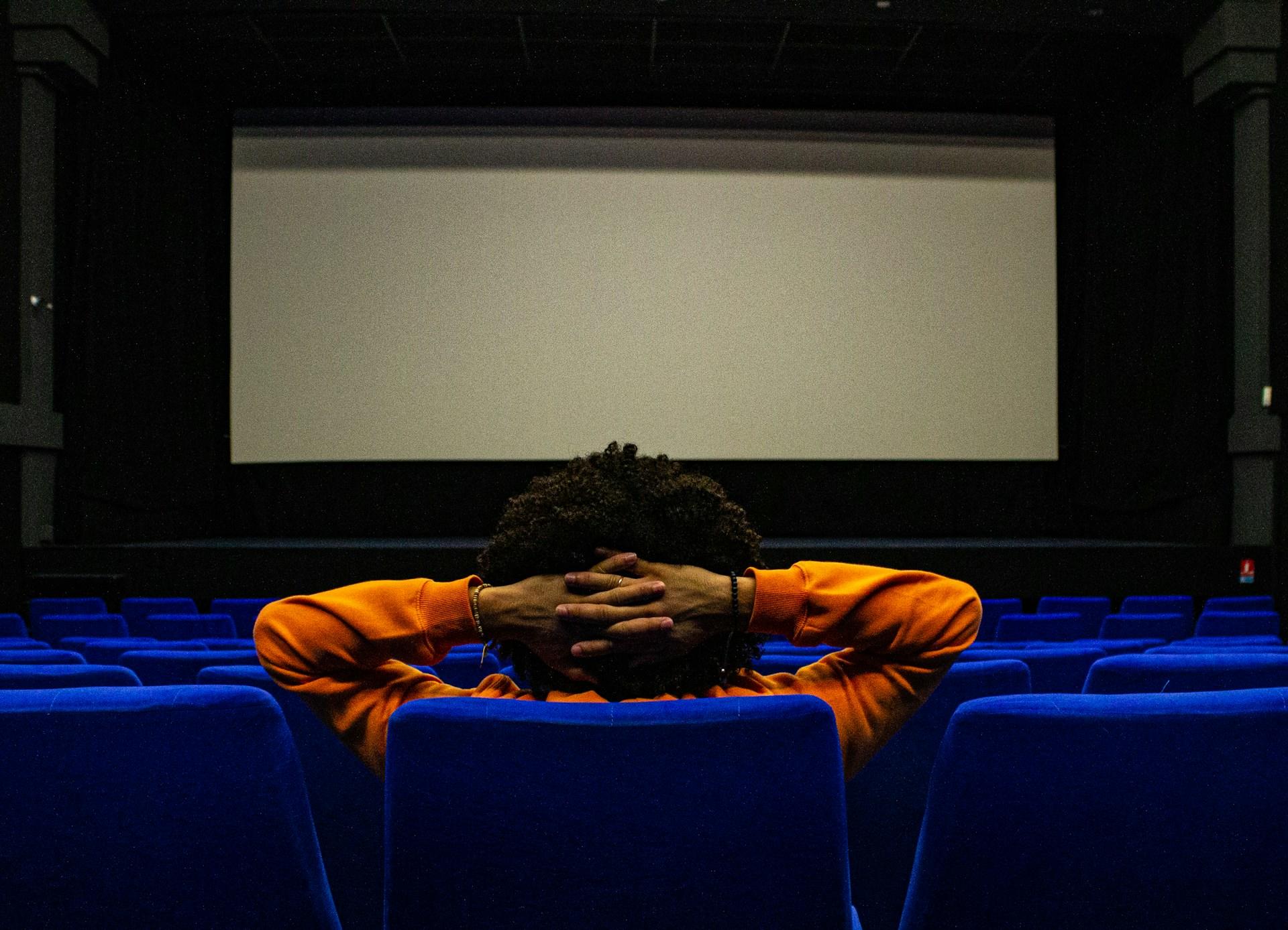 persona en cine vacio