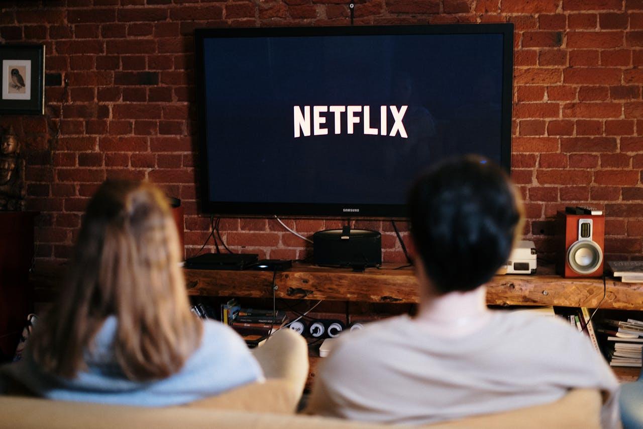 dos personas viendo netflix
