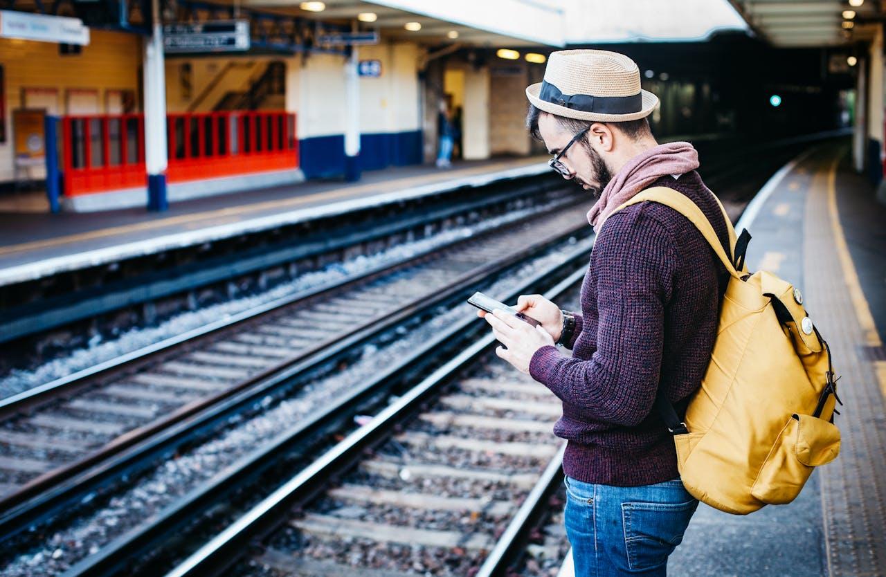 Persona en una estación de tren