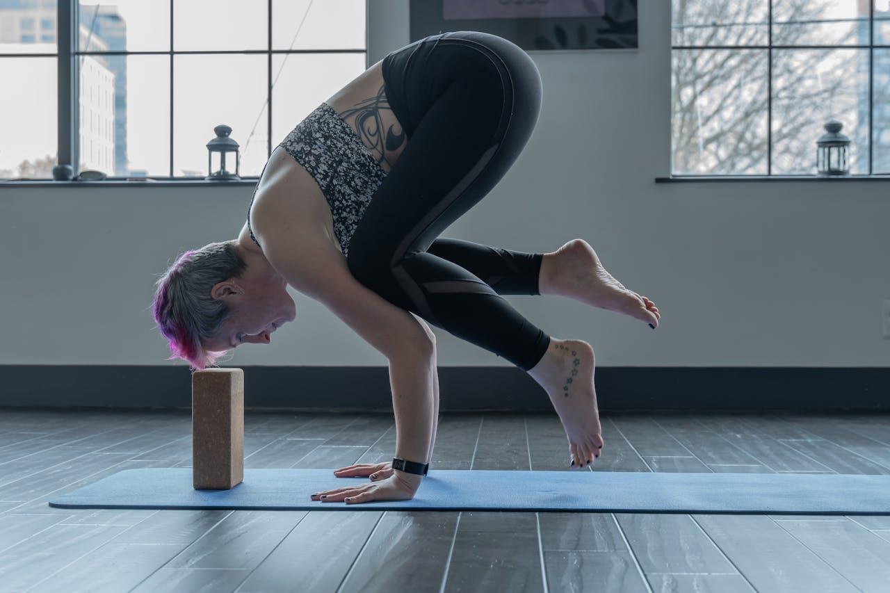 persona practicando postura yoga