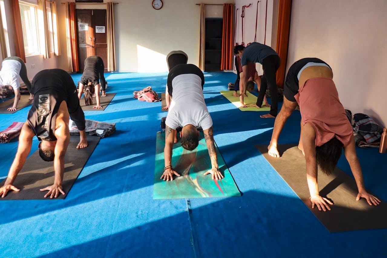Personas en clase de yoga