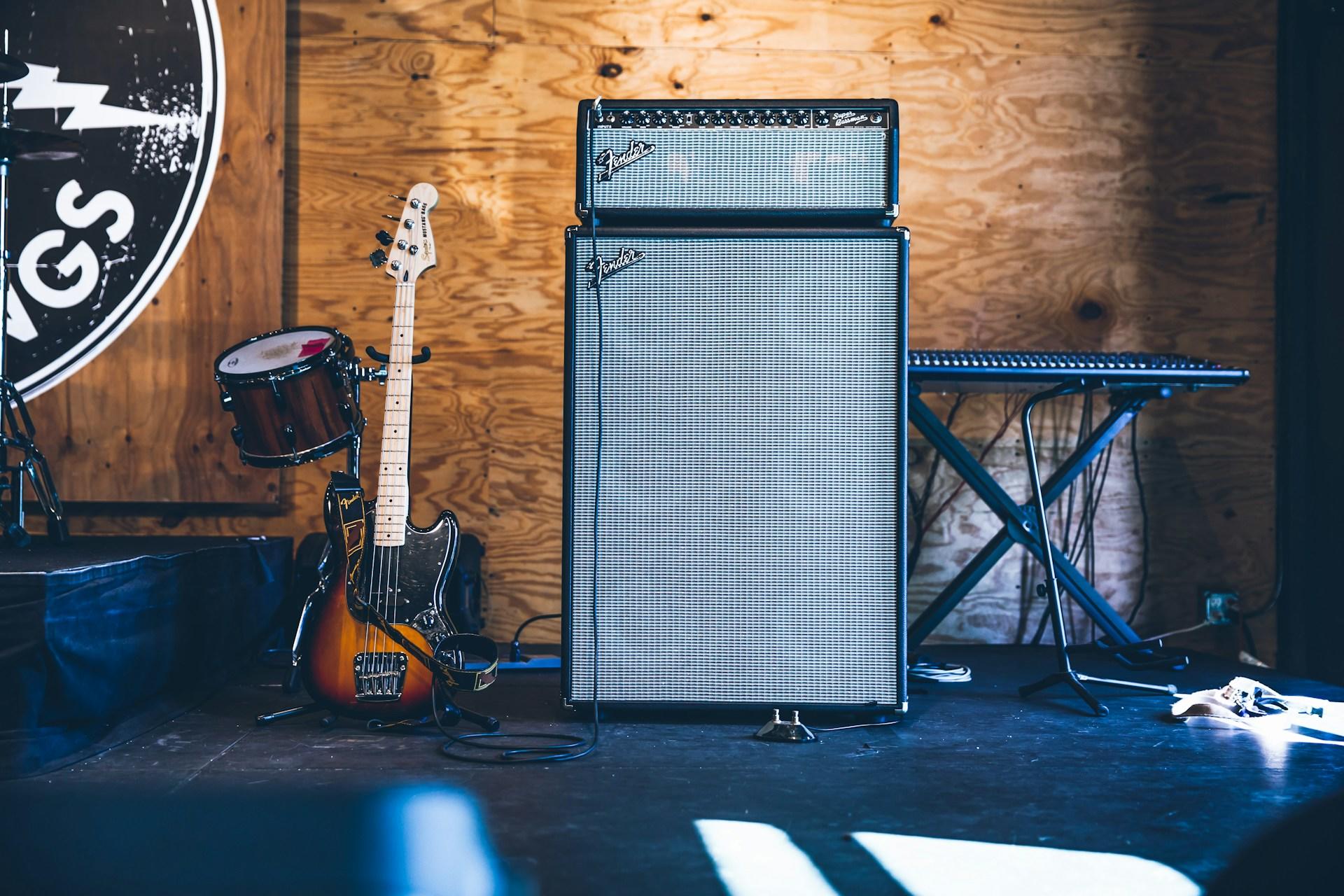 bajo, amplificador y mas instrumentos musicales