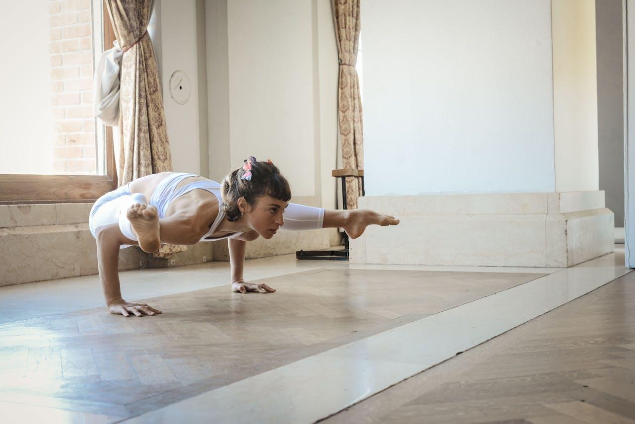 persona practicando yoga