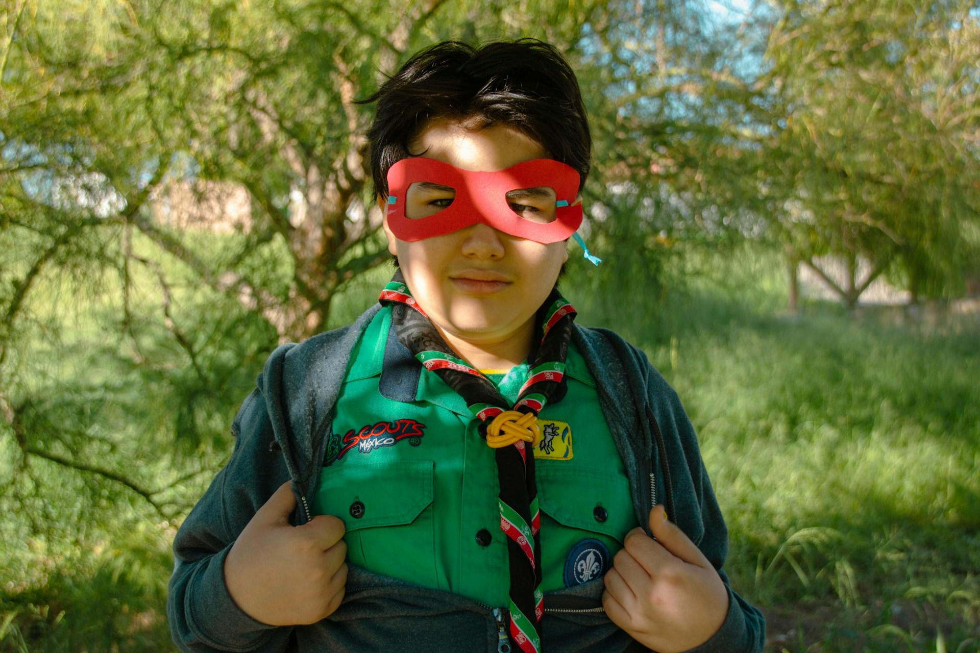 Niño scout disfrazado
