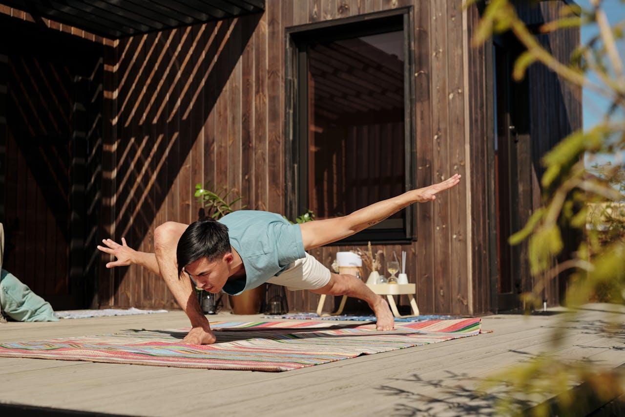 persona practicando un asana de yoga