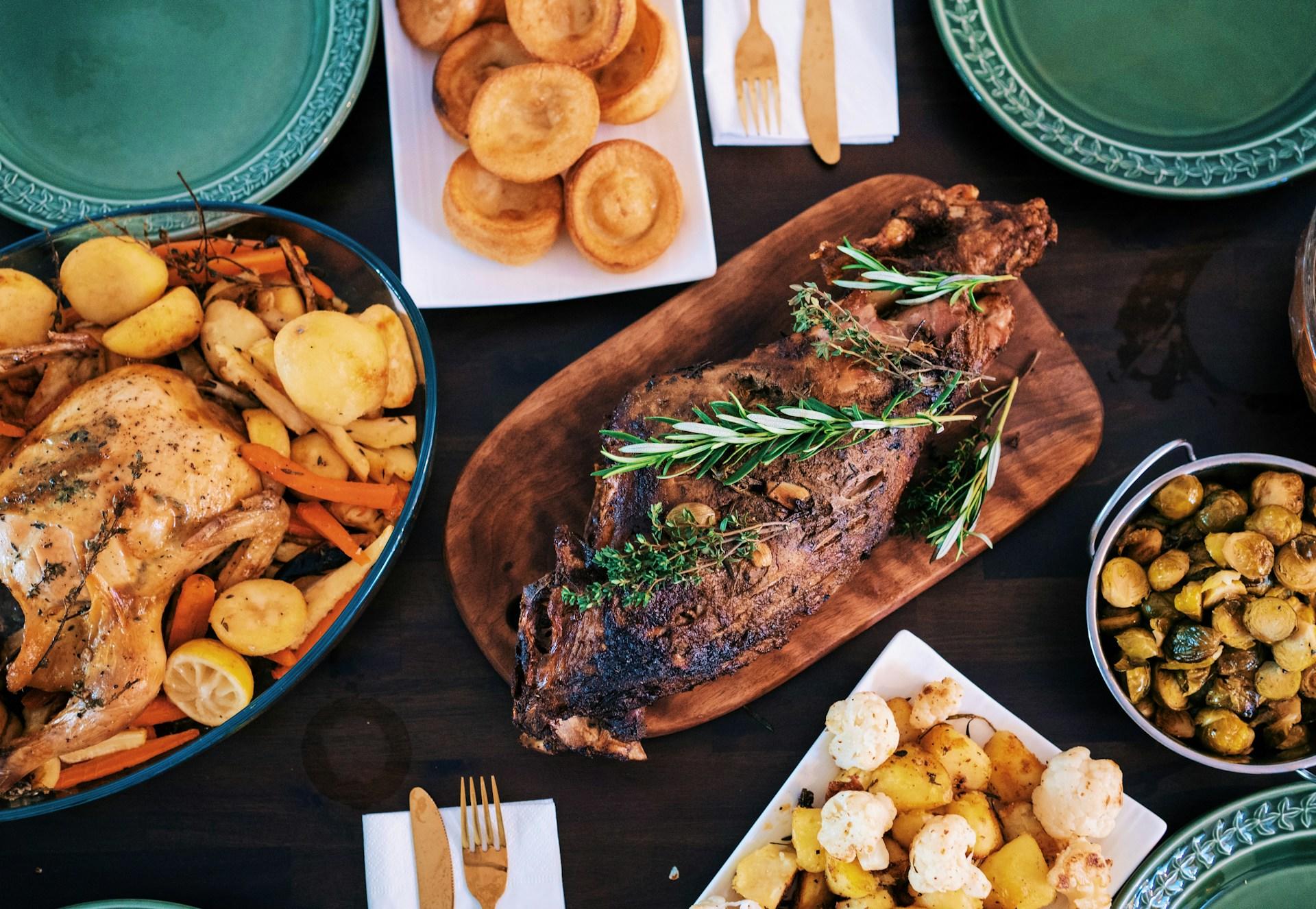 platos navideños con carne y papas