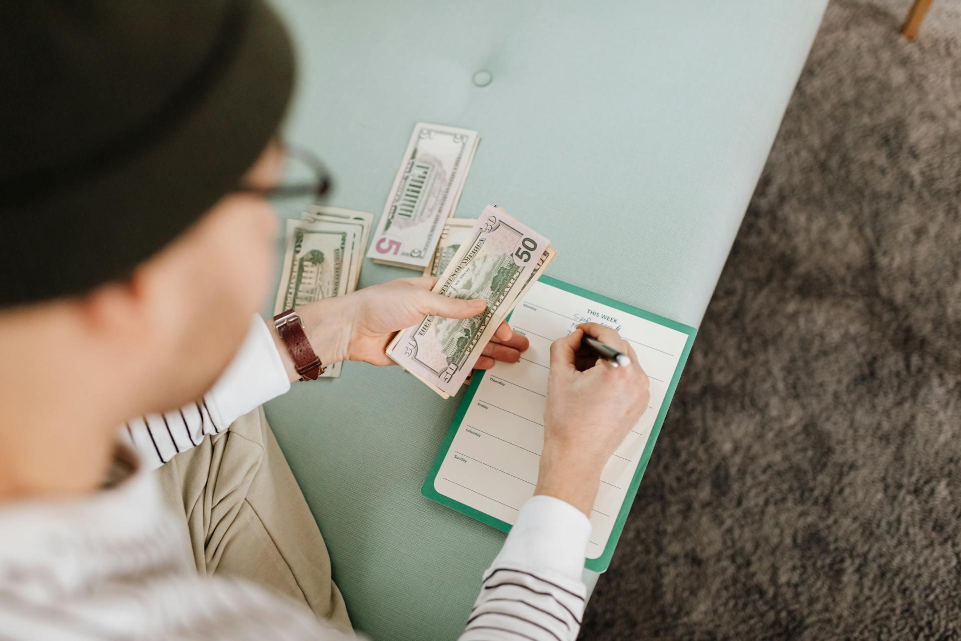 Persona contando dinero