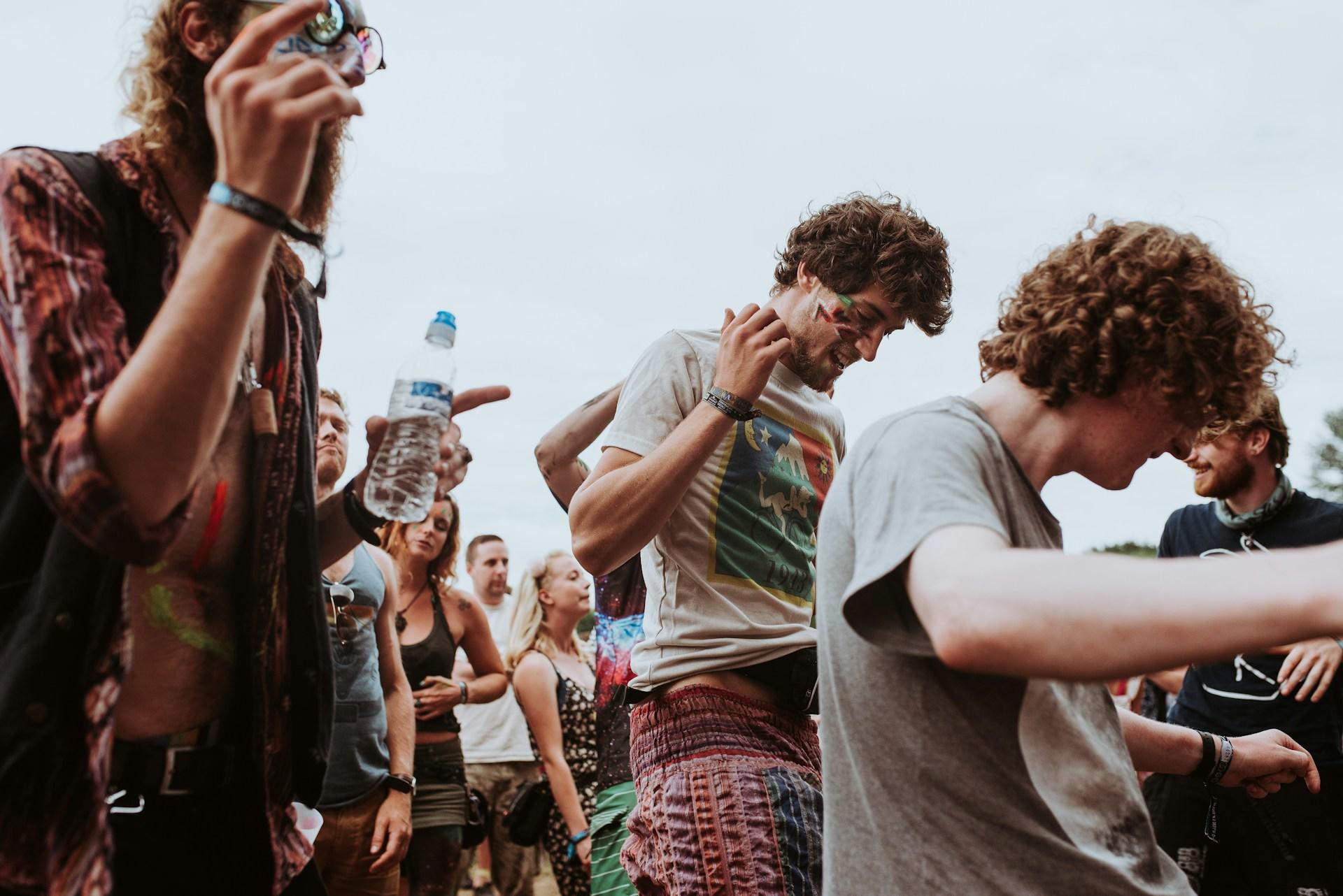 personas disfrutando de musica en un festival