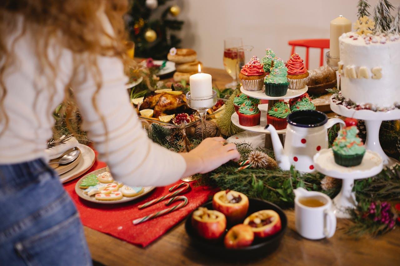 persona preparando la mesa con los postres de navidad