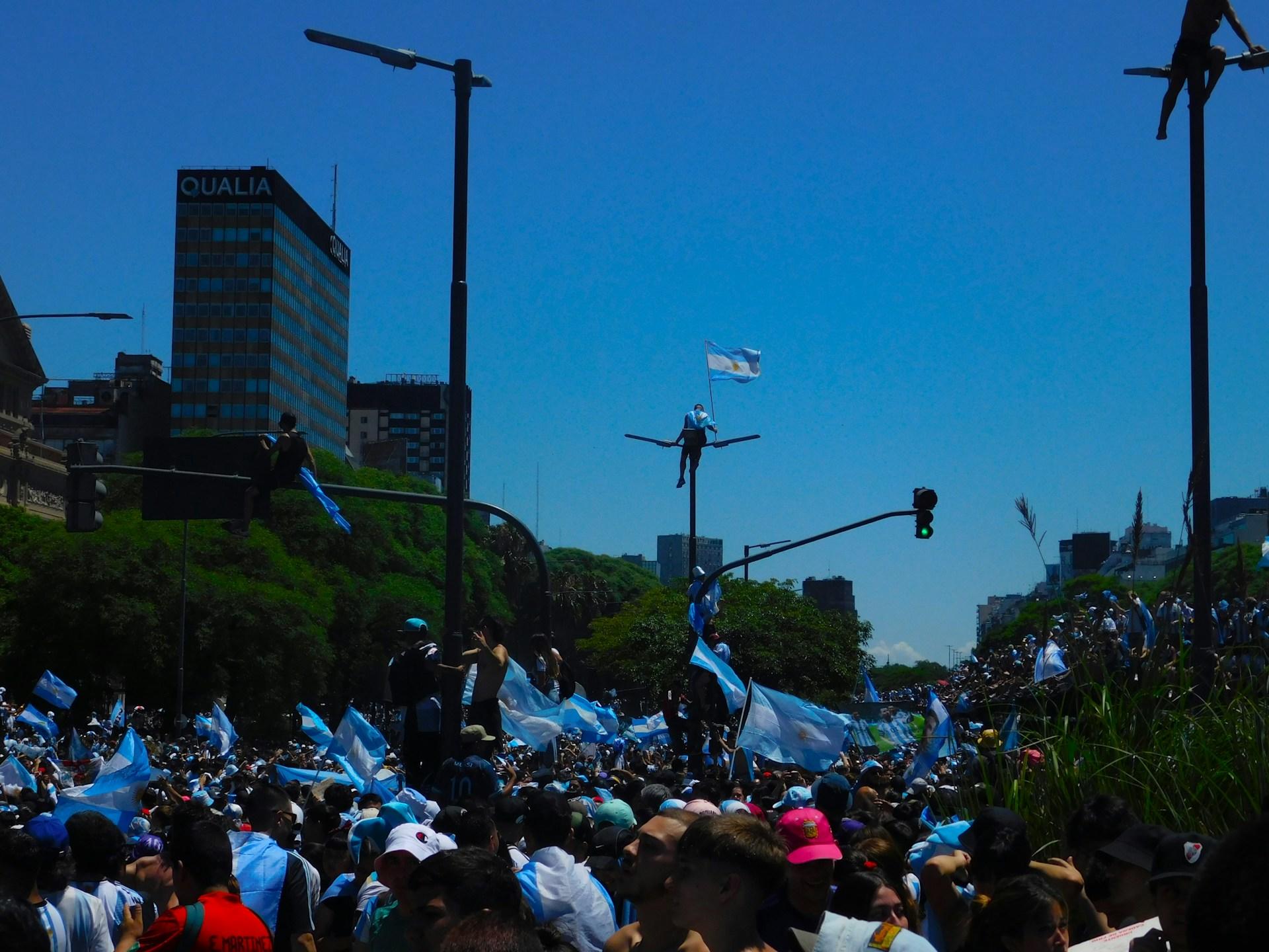 personas festejando en la 9 de julio.