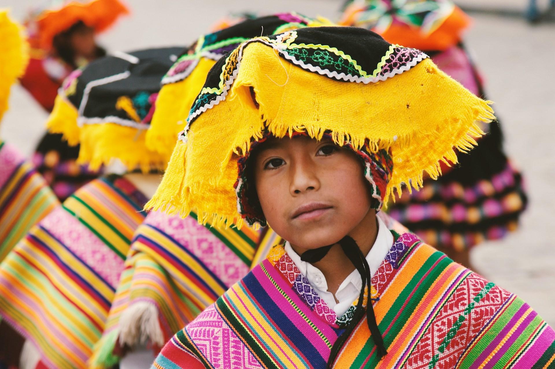 niño nativo con ropas tradicionales