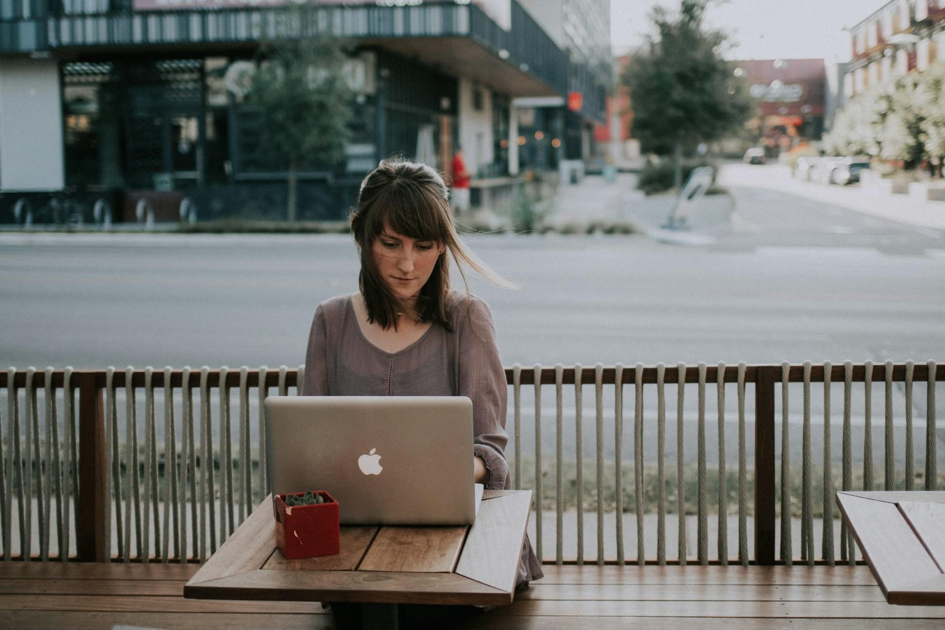 Mujer en un cafe usando la computadora