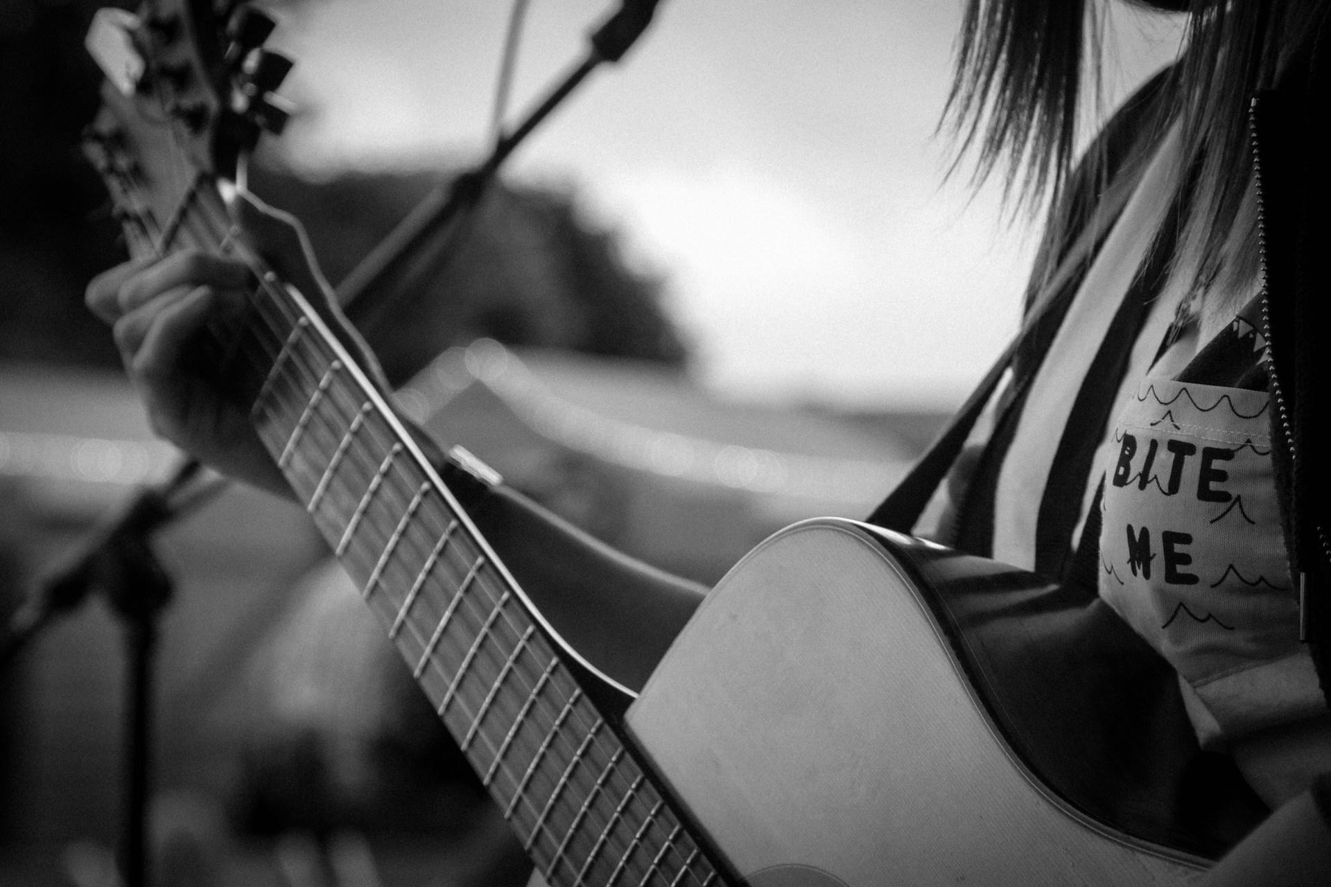 persona tocando la guitarra plano detalle