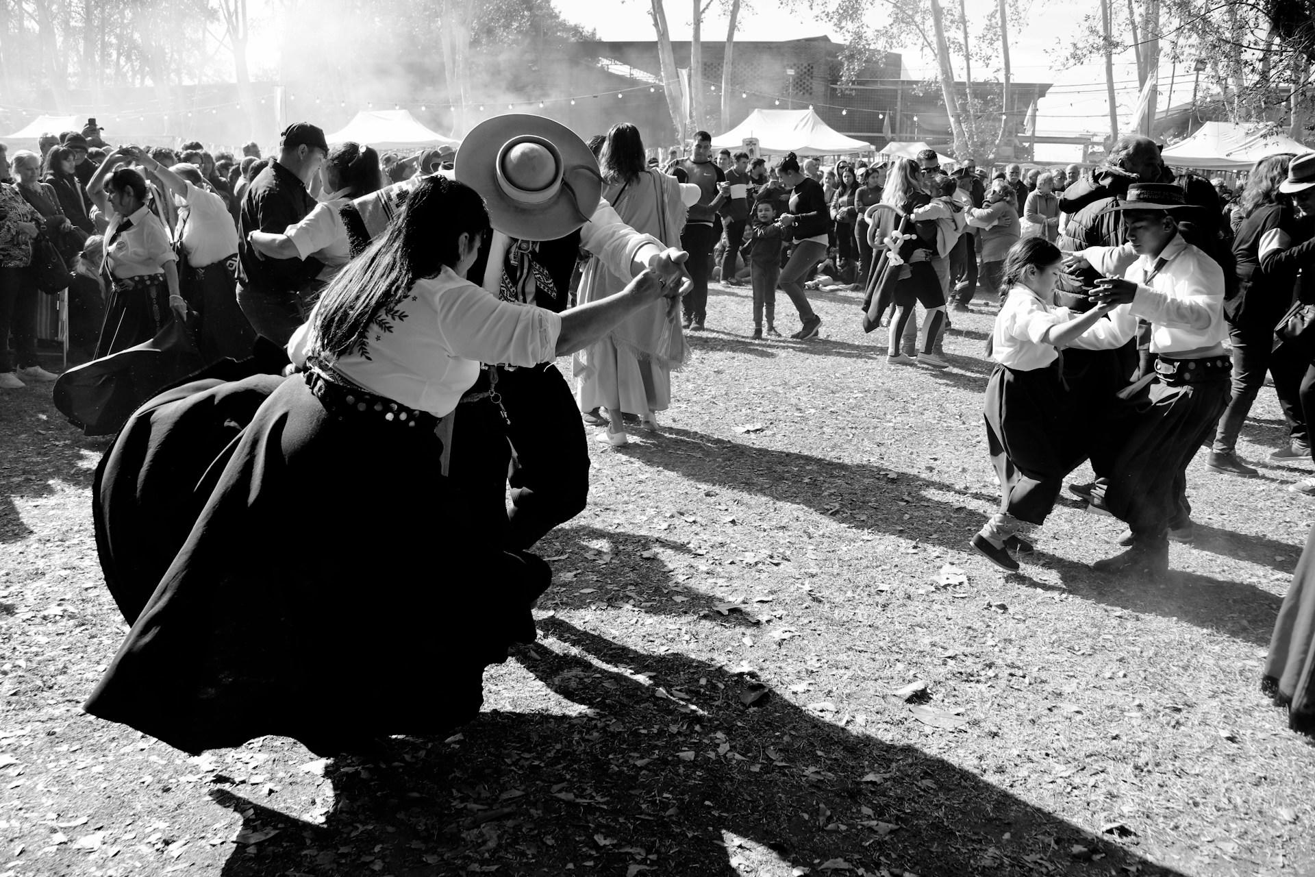 personas bailando folclore