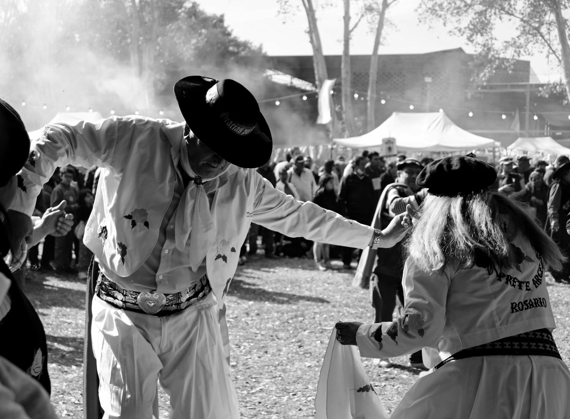 personas bailando folclore argentino