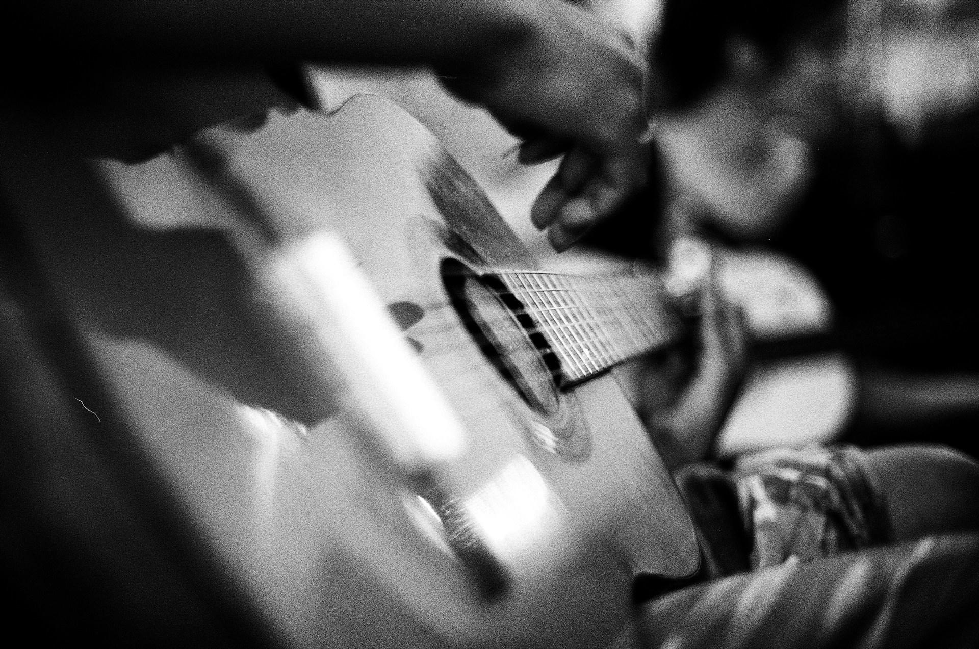 persona tocando la guitarra plano detalle