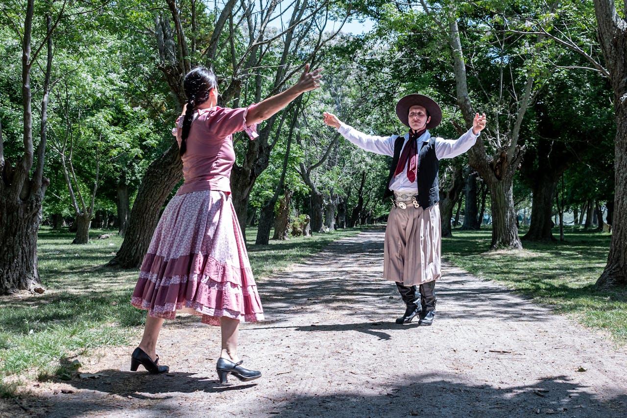 dos personas bailando