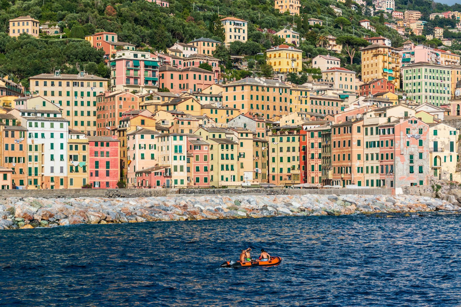 Ciudad con casas de colores vista desde el mar.