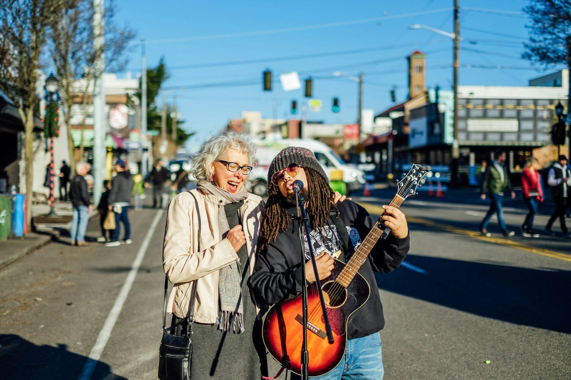 Dos personas haciendo un dúo musical en la calle