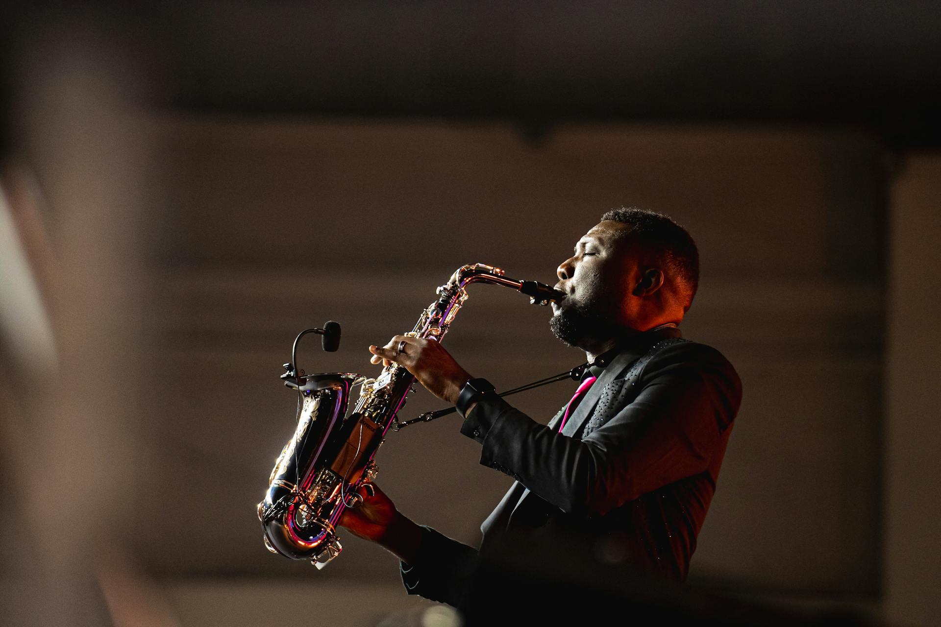 hombre tocando la trompeta