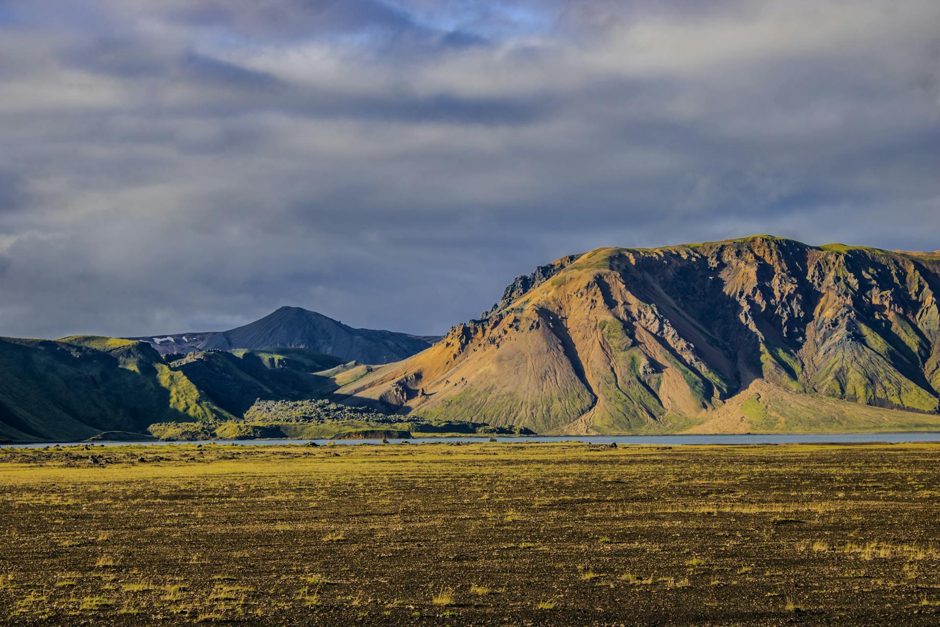 paisaje sueco con montañas al fondo y un lago