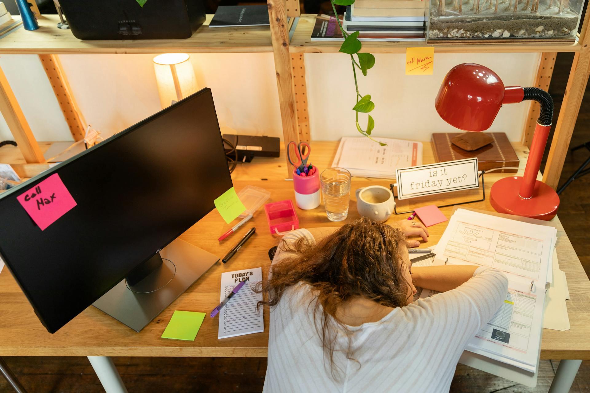 mujer-escritorio-oficina-ordenador