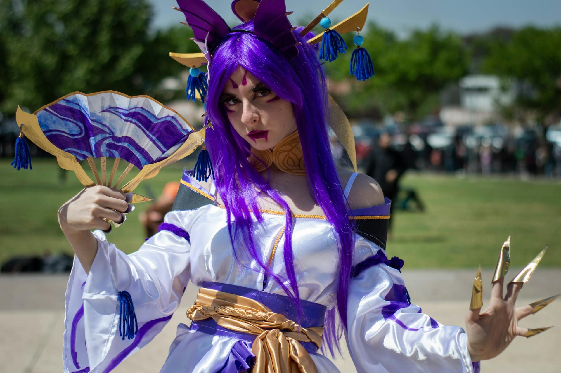 mujer pelo violeta disfraz cosplay anime