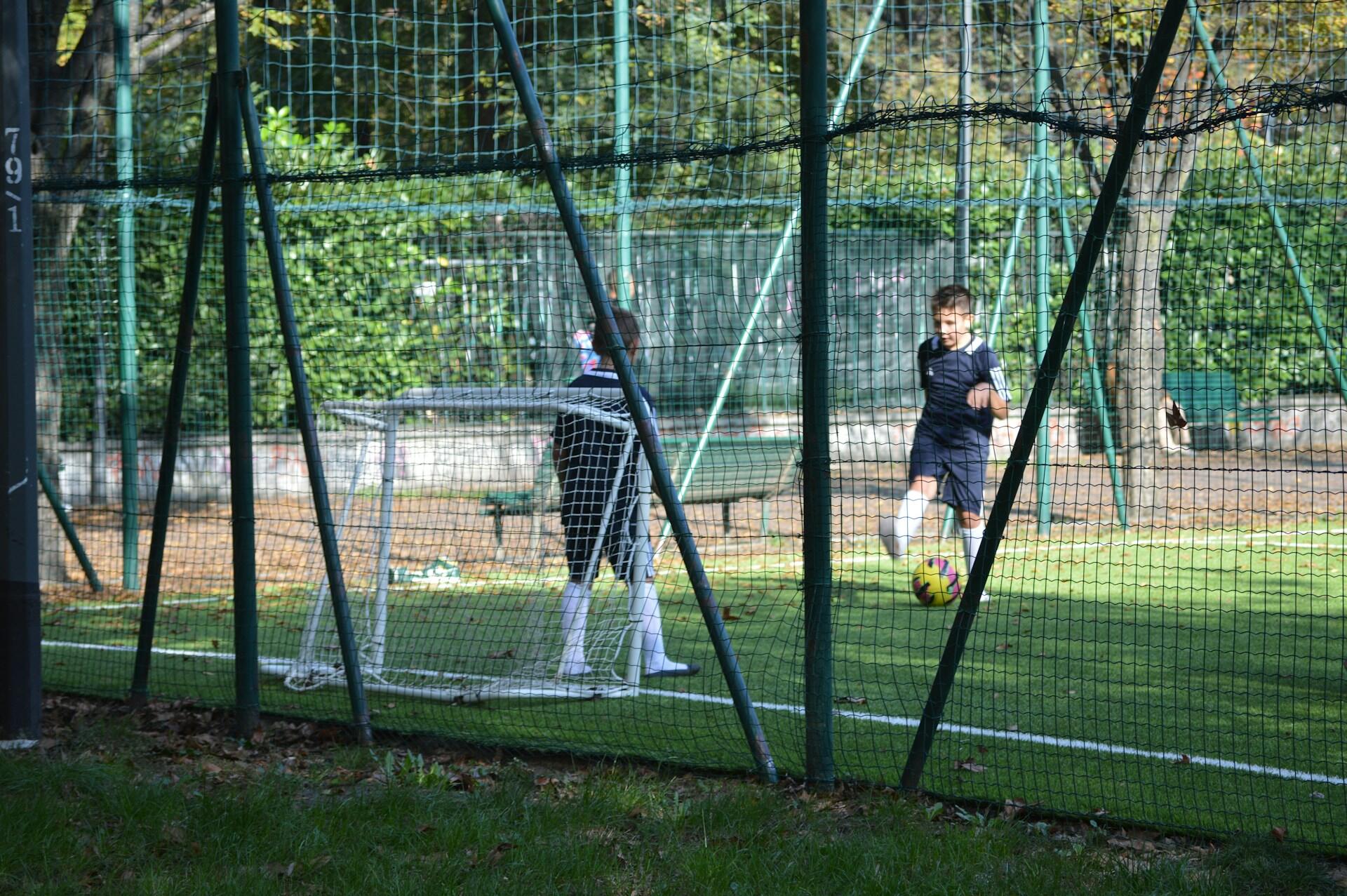 Niños jugando al fútbol 
