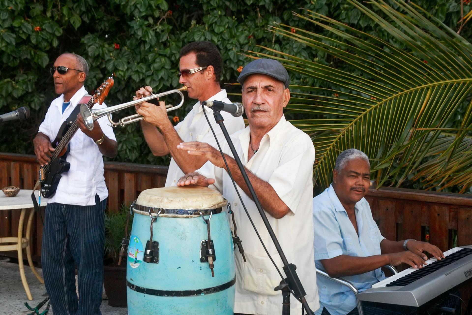 hombres tocando musica bachata que es