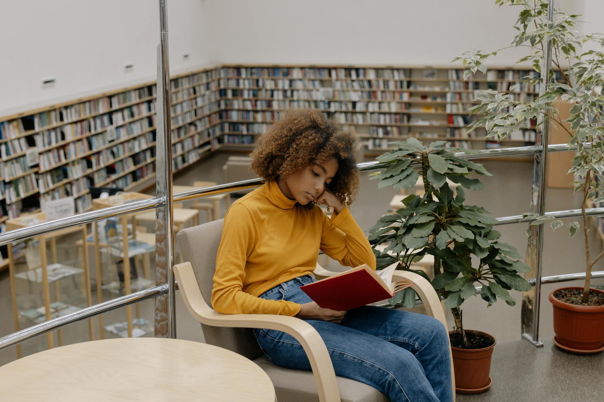 foto chica biblioteca leyendo