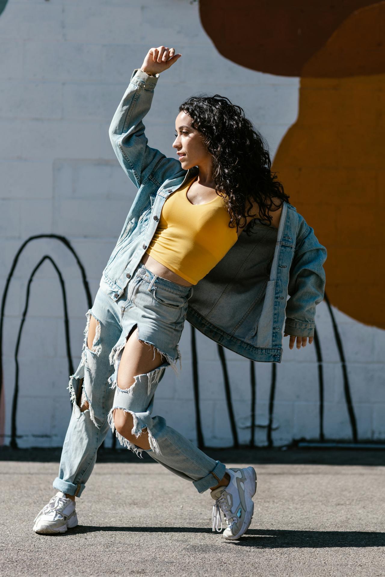 chica bailando en la calle