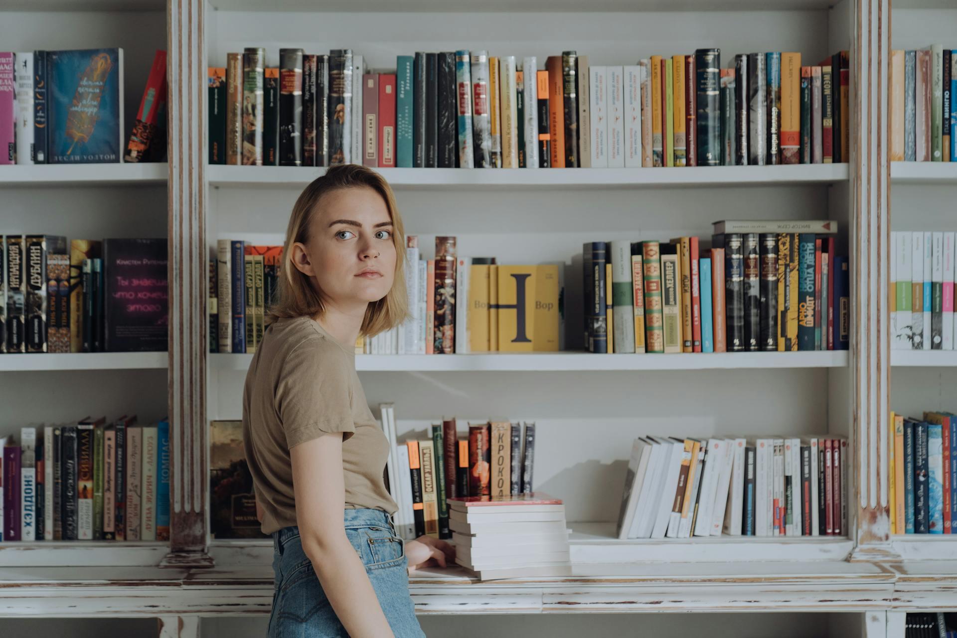 chica de pelo corto rubio en la biblioteca