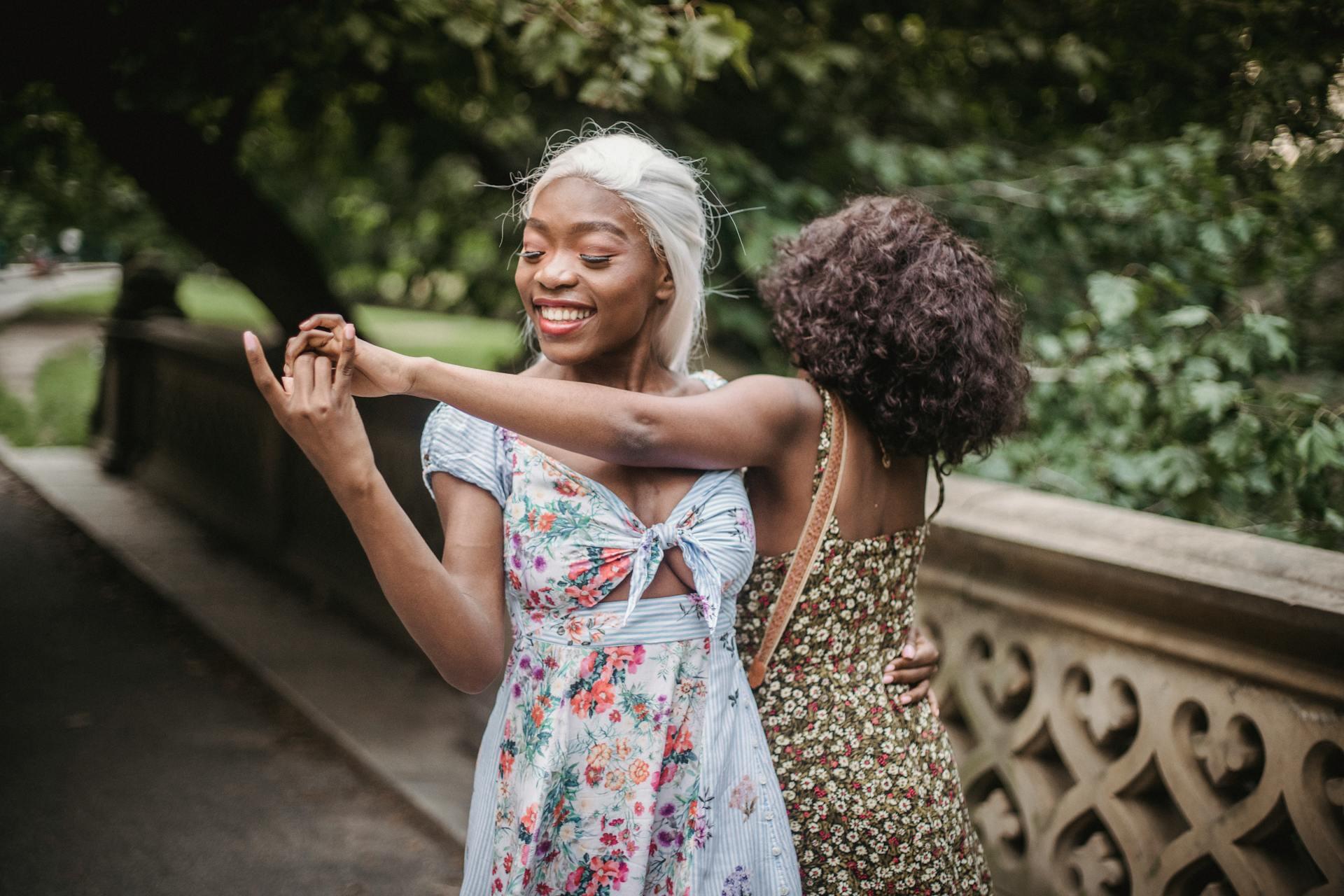 dos mujeres bailando en la calle