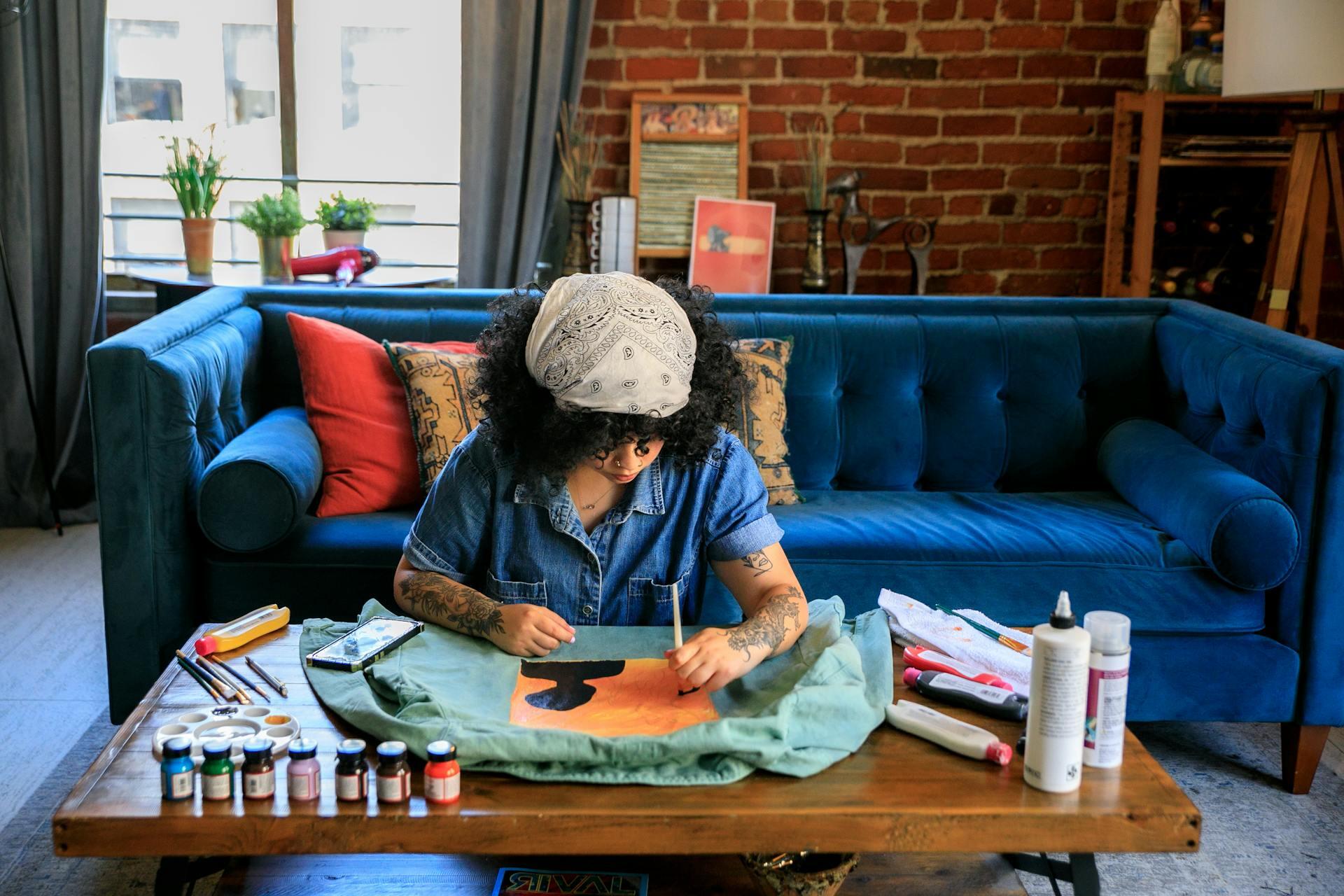 mujer creativa arte campera pintar