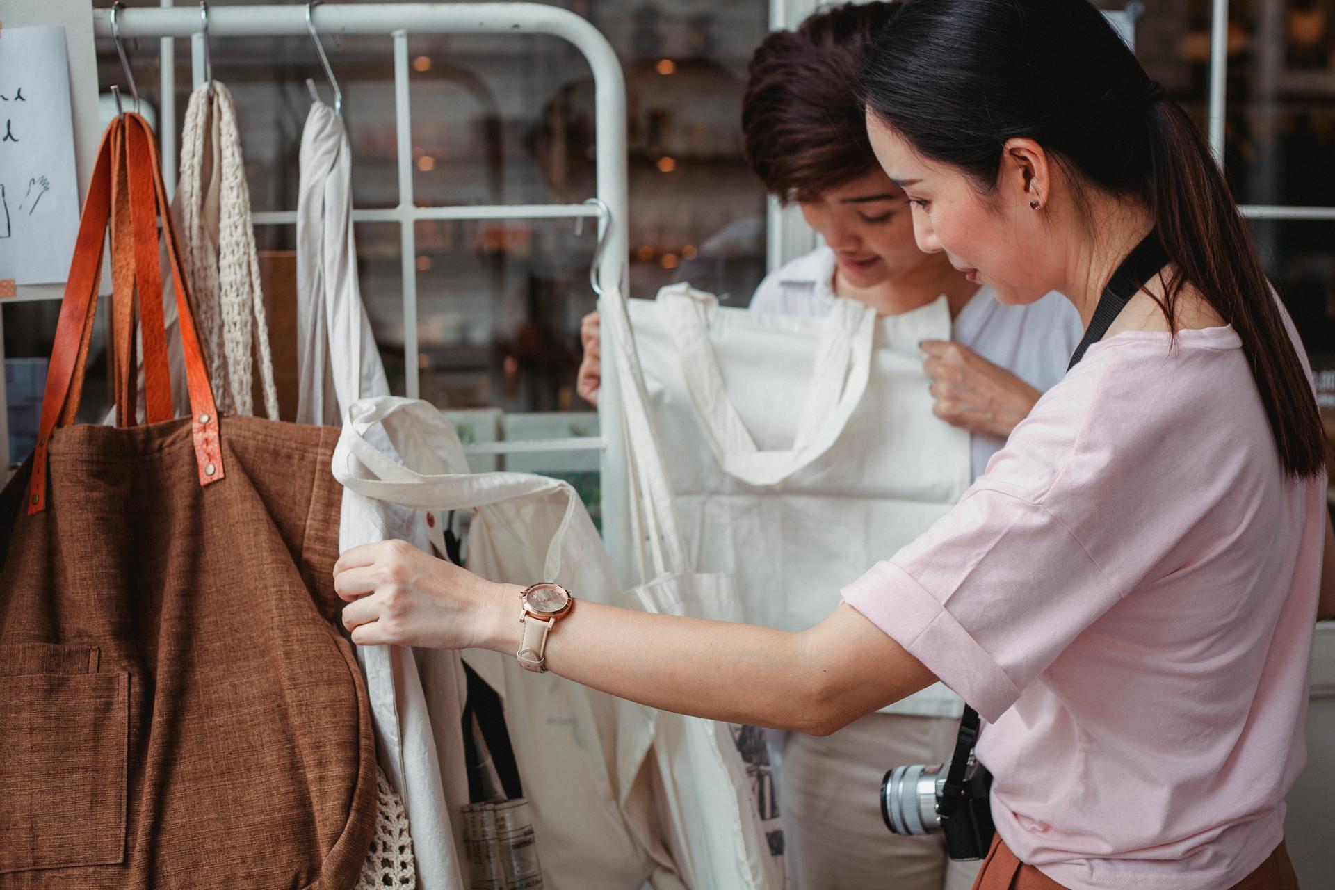mujer bolsa sustentabilidad moda reciclable