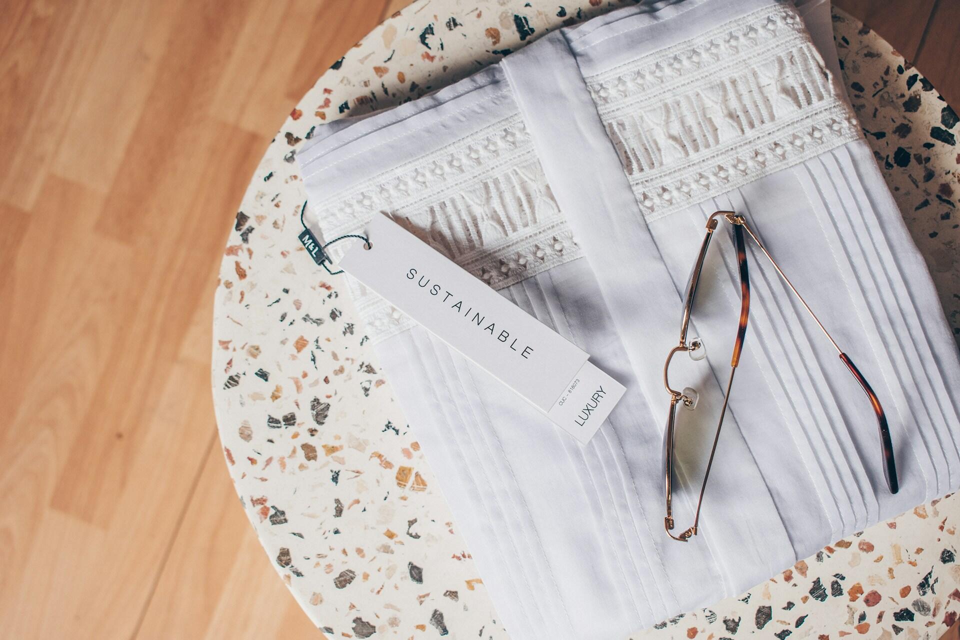 sustentabilidad en moda remera blanca reciclar ropa moda sostenible